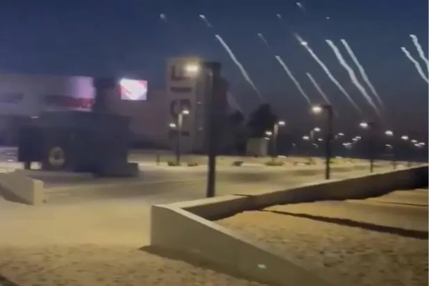 Kuveytli vatandaşların Kuveyt Kuleleri yakınında çektiği fotoğrafta füzelerin ülkenin hava sahasının yakınından geçtiği görülüyor. (Sosyal medya)