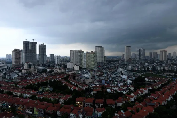 عاصفة تتجمع فوق سماء العاصمة الفيتنامية هانوي (أ.ف.ب)