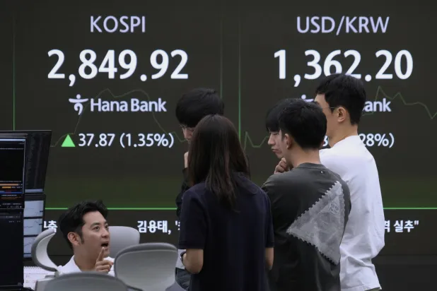 متداولو العملات في بنك «كي إي بي هانا» بسيول يراقبون مؤشر كوسبي وسعر صرف الدولار مقابل الوون (أ.ب)