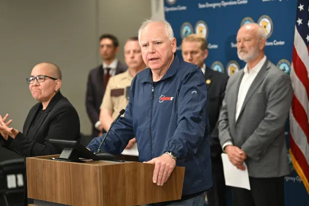 حاكم مينيسوتا تيم والز لدى إعلانه اعتقال فانس بولتر (إ.ب.أ)