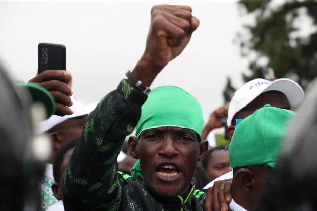 معارض يحتج على السلطة الحاكمة ويطالب بشفافية أكبر في العملية الانتخابية في أبيدجان بساحل العاج في 14 يونيو 2025