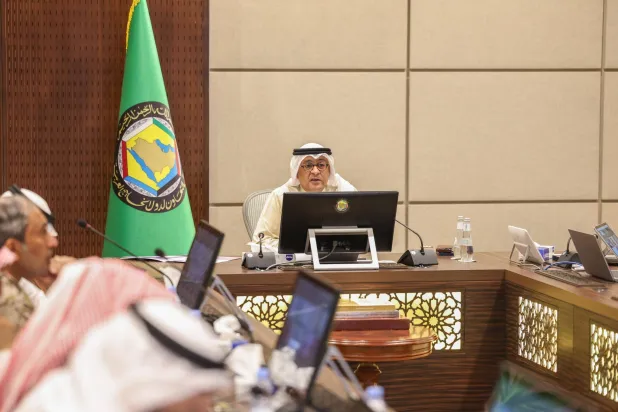 جاسم محمد البديوي الأمين العام لمجلس التعاون لدول الخليج العربية خلال عقد الاجتماع الاستثنائي للمجلس الوزاري الخليجي اليوم «عبر الدائرة التلفزيونية» (مجلس التعاون)