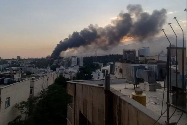 الدخان يتصاعد بعد غارة إسرائيلية على مبنى الإذاعة (أ.ب)