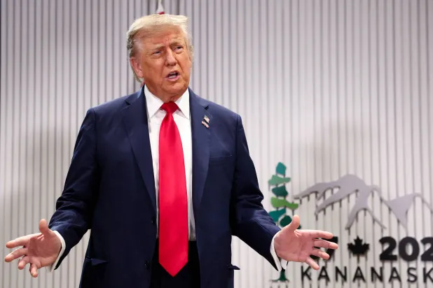 الرئيس الأميركي دونالد ترمب يتحدث خلال اجتماع في قمة مجموعة السبع في ألبرتا - كندا 16 يونيو 2025 (رويترز)