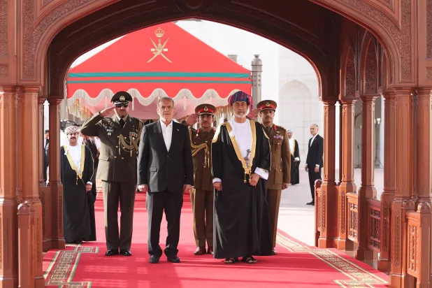 سلطان عمان يستقبل الرئيس الإيراني في قصر العلم بمسقط الشهر الماضي (الرئاسة الإيرانية)