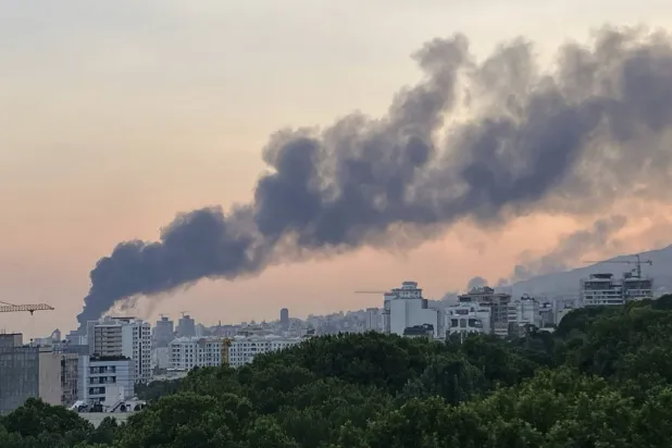 الدخان يتصاعد من مبنى التلفزيون في طهران بعد ضربة إسرائيلية (أ.ب)