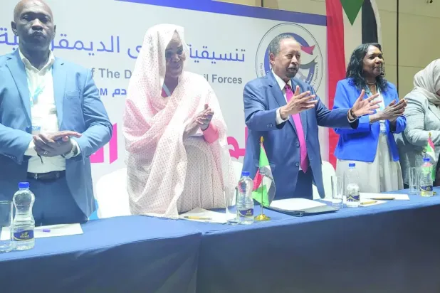 Sudan’ın eski Başbakanı Abdullah Hamduk, Londra'da daha önce düzenlenen bir konferans sırasında sivil liderlerle birlikte poz verdi. (Şarku’l Avsat)