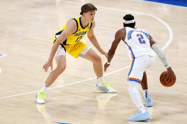 لاعب إنديانا بيسرز أمام شاي جيلجوس-ألكسندر لاعب أوكلاهوما سيتي ثاندر (أ.ف.ب)