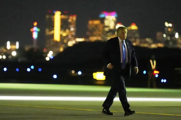 الرئيس الأميركي دونالد ترمب بمطار كالغاري في كندا عائداً إلى الولايات المتحدة بعدما غادر قمة مجموعة السبع مبكراً (أ.ب)