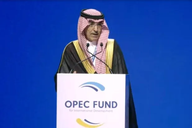 وزير المالية السعودي متحدثاً في منتدى صندوق «أوبك» للتنمية 2025 (الشرق الأوسط)