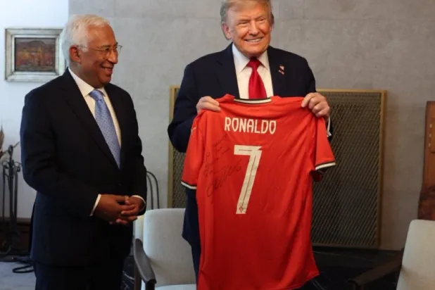 الرئيس الأميركي دونالد ترمب سعيداً بتلقيه هدية رونالدو (وسائل الإعلام الأميركية)