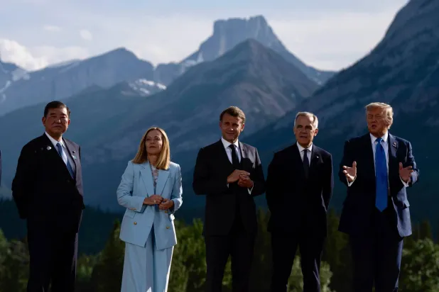 الرئيس الأميركي دونالد ترمب (يمين) ورئيس الوزراء الياباني شيغيرو إيشيبا (يسار) وبينهما رئيس الوزراء الكندي مارك كارني والرئيس الفرنسي إيمانويل ماكرون ورئيسة الوزراء الإيطالية جورجيا ميلوني في اجتماع «مجموعة السبع» في كندا (إ.ب.أ)