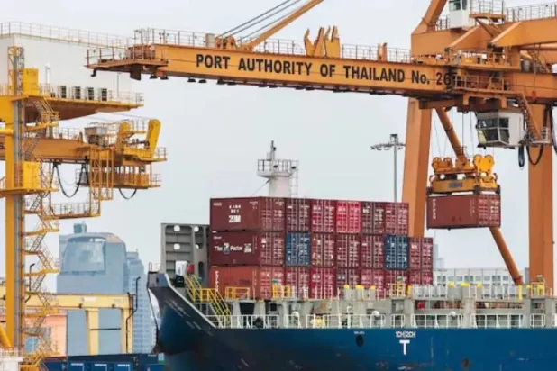 سفن شحن تُحمَّل بالحاويات خلال رسوّها في ميناء بانكوك (رويترز)