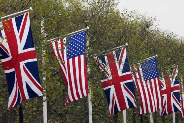 عَلَما الولايات المتحدة وبريطانيا (رويترز)