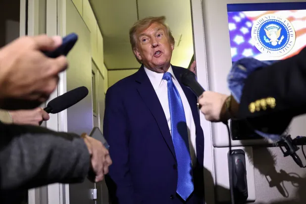 الرئيس الأميركي دونالد ترمب يتحدث إلى الصحافيين على متن طائرة الرئاسة بعد مغادرته مبكراً قمة مجموعة السبع في كندا (رويترز)