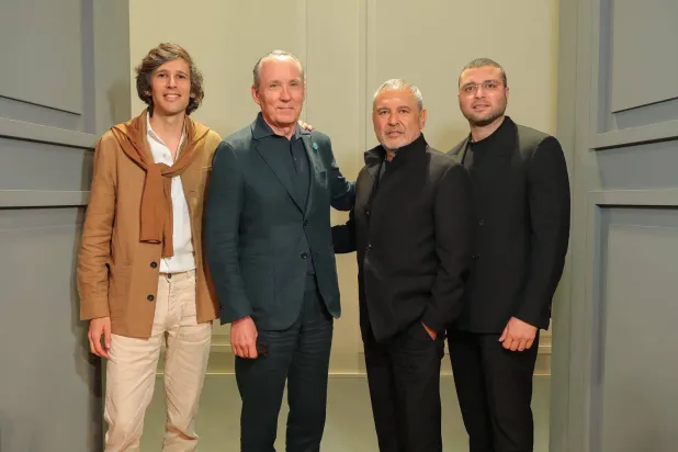 جيلدو زينيا وإيلي صعب يتوسطان أنجيلو زينيا وإيلي صعب جونيور (زينيا)