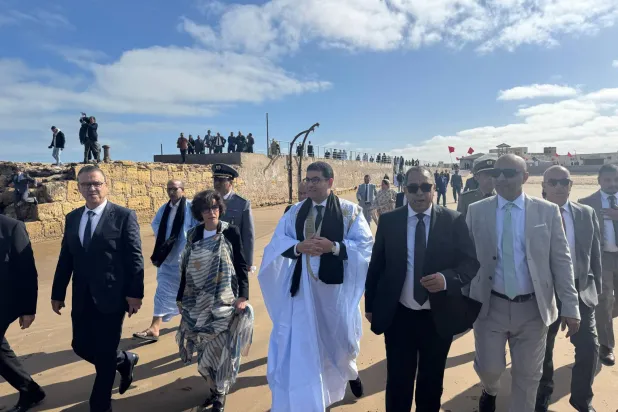 الوزيرة الفرنسية رشيدة داتي خلال زيارتها لطرفاية بالأقاليم الجنوبية للمغرب (أ.ف.ب)