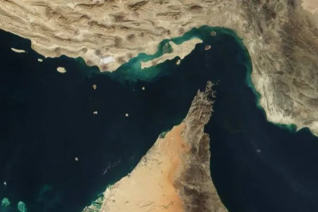 مضيق هرمز يقع بين عُمان وإيران ويربط بين الخليج شمالاً وخليج عُمان وبحر العرب جنوباً (متداولة)