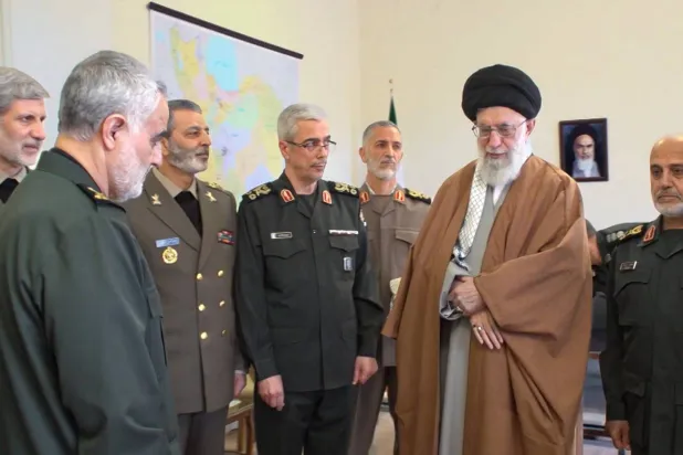 خامنئي يتوسط قادة في «الحرس الثوري» خلال تكريم قاسم سليماني في 2019 (موقع خامنئي)