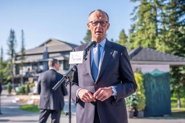 المستشار الألماني فريدريتش ميرتس يلقي بياناً خلال قمة مجموعة السبع في كاناناسكيس... كندا 16 يونيو 2025 (أ.ف.ب)