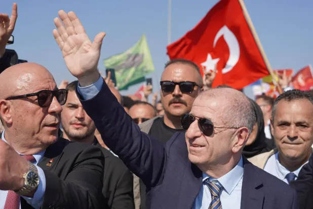 أوزداغ ملوحاً لأنصاره لدى خروجه من سجن سيليفري (حزب النصر - إكس)