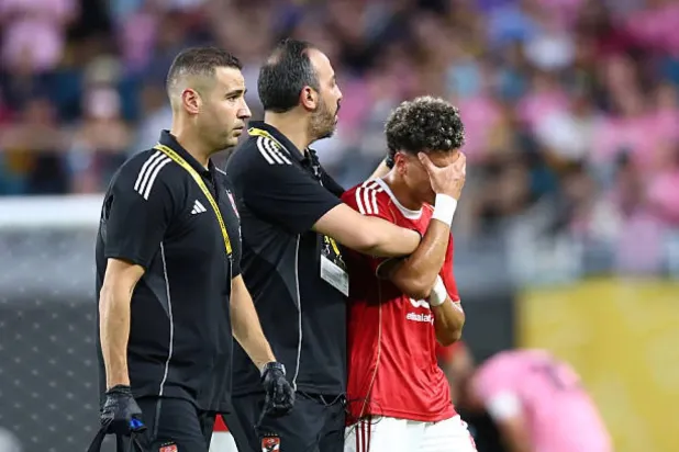 إمام عاشور يصاب بكسر في الترقوة ولن يشارك في بقية منافسات المونديال (وسائل إعلام مصرية)