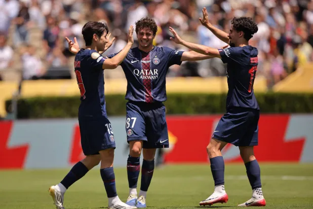 جدد هذا الثلاثي الساحر لباريس سان جيرمان الفرنسي بطل أوروبا سيطرته على خط الوسط (رويترز)