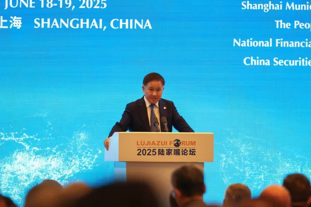 محافظ بنك الشعب الصيني بان قونغ شنغ في كلمة يوم الأربعاء خلال منتدى «لوجياتسوي» بمدينة شنغهاي (رويترز)