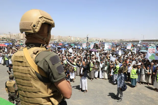 عنصر حوثي خلال حشد للجماعة في صنعاء (إ.ب.أ)