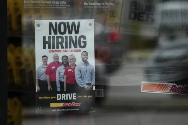 لافتة توظيف معروضة في متجر بيع بالتجزئة في بوفالو غروف (أ.ب)