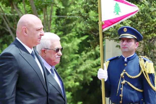 الرئيس اللبناني جوزيف عون مستقبلاً نظيره الفلسطيني محمود عباس قبل أسابيع في بيروت (إ.ب.أ)