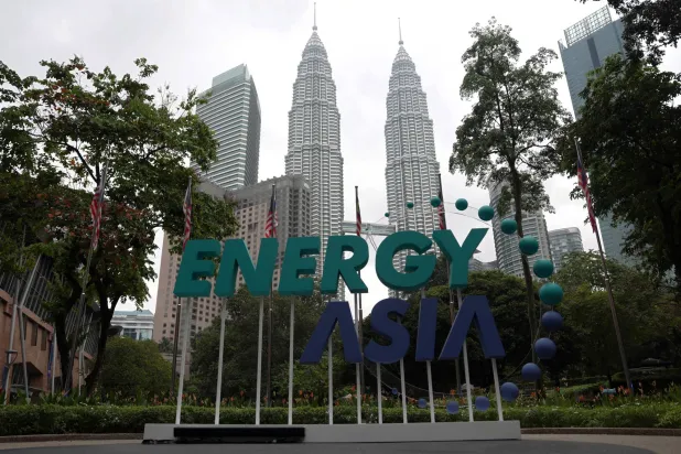 لافتة مؤتمر «آسيا للطاقة» خارج مركز مؤتمرات كوالالمبور بماليزيا 16 يونيو 2025 (رويترز)