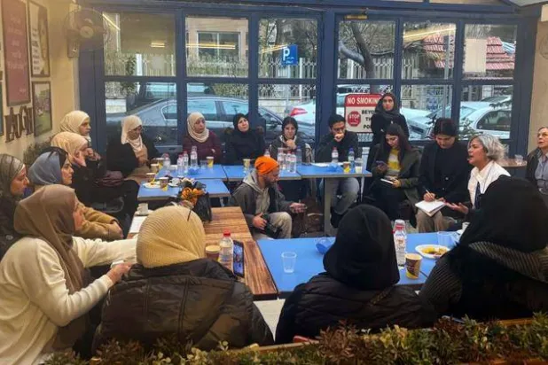 رئيسة المؤسسة المستقلة المعنية بالمفقودين في سوريا كارلا كينتانا (يمين ترتدي معطفاً أبيض) أثناء لقائها سيدات سوريات ما زلن يبحثن عن أفراد عائلاتهن المفقودين (الأمم المتحدة)