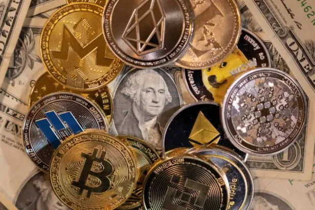 تمثيلات للعملات المشفرة على أوراق الدولار الأميركي في صورة توضيحية (رويترز)