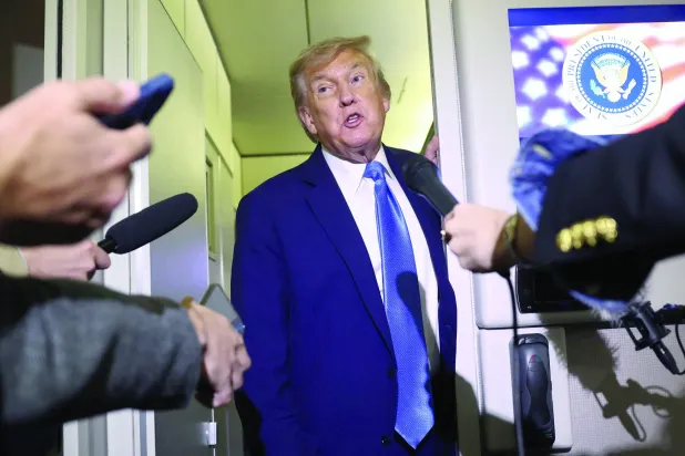 الرئيس الأميركي دونالد ترمب يتحدث إلى الصحافيين على متن طائرة الرئاسة بعد مغادرته مبكراً قمة «مجموعة السبع» في كندا (رويترز)