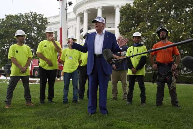 جانب من تصريحات الرئيس الأميركي خارج البيت الأبيض يوم 18 يونيو (أ.ب)