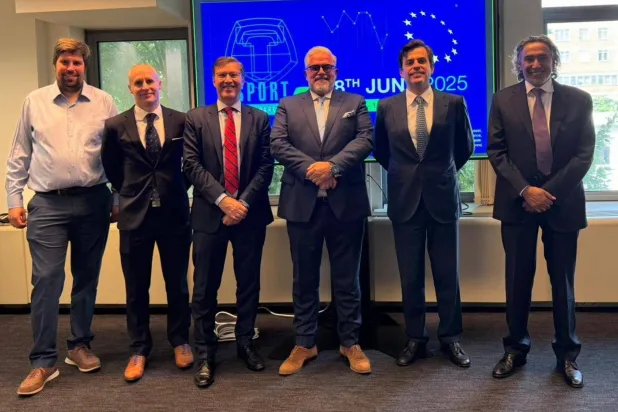 حنزاب (أقصى اليمين) مع صناع القرار والمسؤولين التنفيذيين لحظة إطلاق مؤشر الشفافية (الشرق الأوسط)