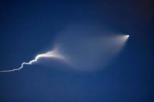 صاروخ أطلق من إيران نحو إسرائيل في اليوم السادس لاندلاع الصراع بين البلدين (أ.ف.ب)