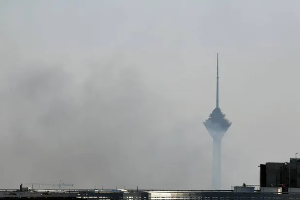 يتصاعد الدخان قرب برج ميلاد بعد غارة جوية إسرائيلية على طهران اليوم (إ.ب.أ)