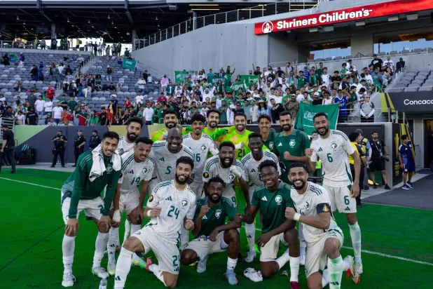 لاعبو الاخضر يحتفلون بفوزهم في المباراة الأولى (المنتخب السعودي)