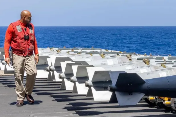 جندي أميركي يتفقد مجموعة من القنابل على سطح حاملة الطائرات الأميركية «هاري ترومان» (الجيش الأميركي)