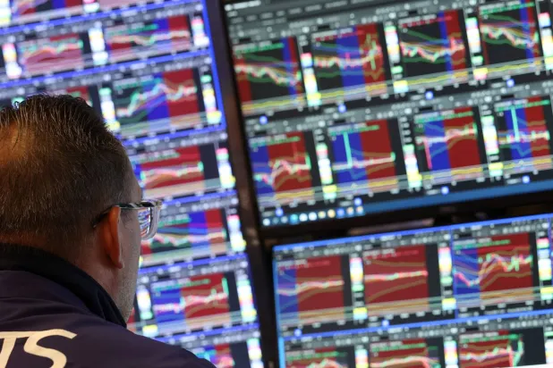 متداول يعمل في قاعة بورصة نيويورك (أ.ف.ب)