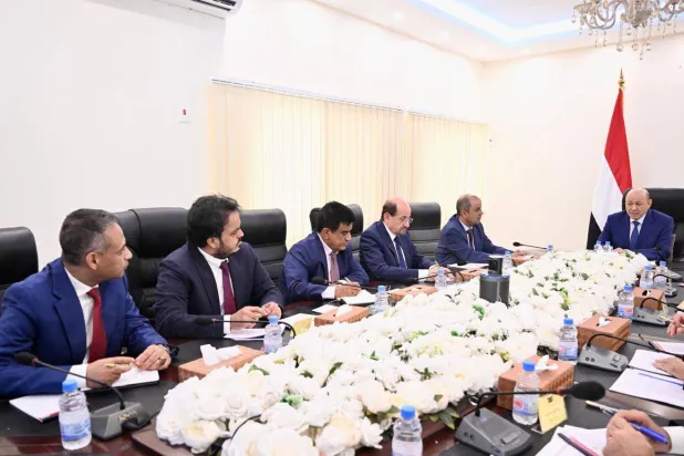 اجتماع لجنة الأزمات اليمنية في عدن برئاسة العليمي (سبأ)