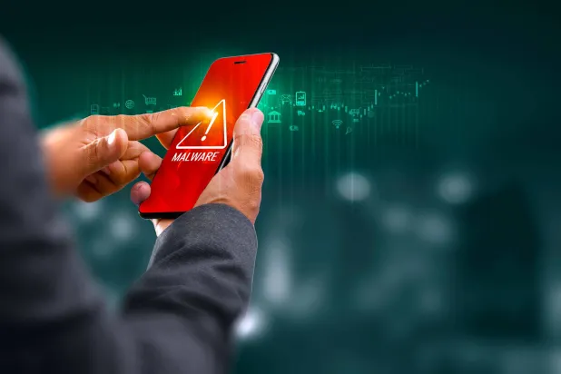 يؤكد الخبراء أن الأمن السيبراني الفعّال يبدأ من السلوك والوعي ويشمل اعتماد ممارسات استباقية مثل «الأمن من التصميم» وتحديث الأنظمة باستمرار (غيتي)