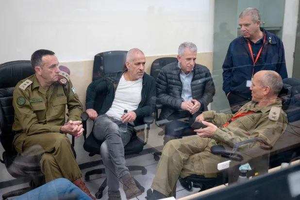 هرتسي هاليفي رئيس الأركان الإسرائيلي خلال جلسة تقييم بمشاركة مديرَي «الشاباك» و«الموساد» رونين بار وديدي بارنياع (الجيش الإسرائيلي)