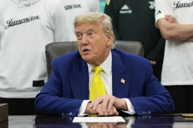 دونالد ترمب يتحدث في البيت الأبيض (أ.ب)