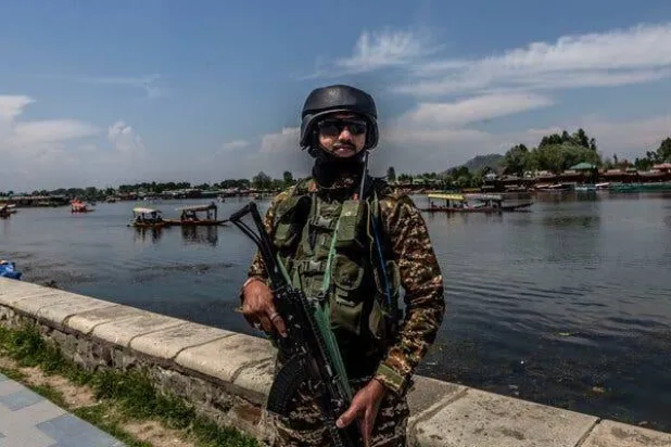 جندي هندي شبه عسكري عند بحيرة دال وهي وجهة سياحية شهيرة بالجزء الذي تسيطر عليه نيودلهي من كشمير (غيتي)