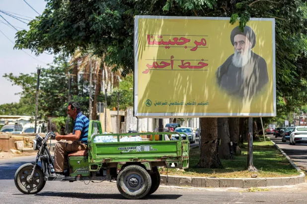 لافتة تحذر من المساس بخامنئي في أحد شوارع بغداد (أ.ف.ب)