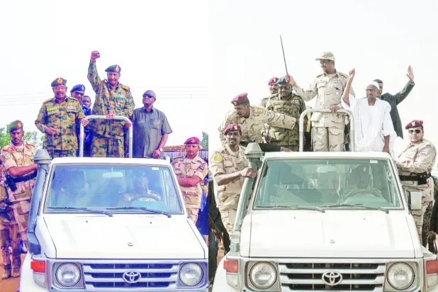 قائدا الجيش عبد الفتاح البرهان (يسار) و«الدعم السريع» محمد حمدان دقلو (حميدتي) خلال تعاونهما في الإطاحة بنظام عمر البشير عام 2019 (أ.ف.ب)