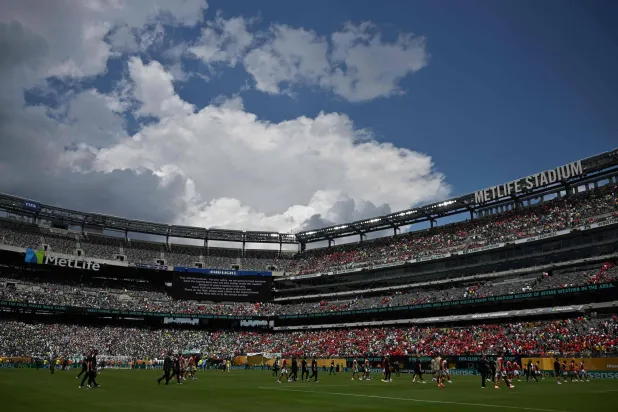 الطقس السيئ أوقف مباراة الأهلي وبالميراس (أ.ف.ب)